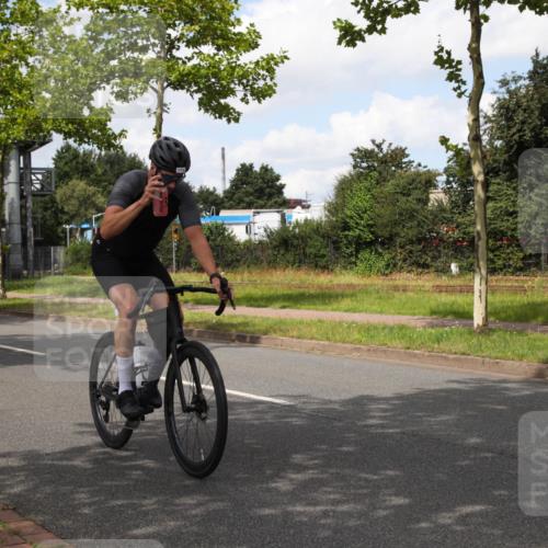 10.08.2025 - GEWOBA Citytriathlon Bremen Yannick Fuchs http://msf.ph/oto/8572539 10.08.2025 12:49:28 Radfahren 560, 593, 702, 715, 774, 806, 840, 841, 873, 888, 942 meine-sportfotos.de