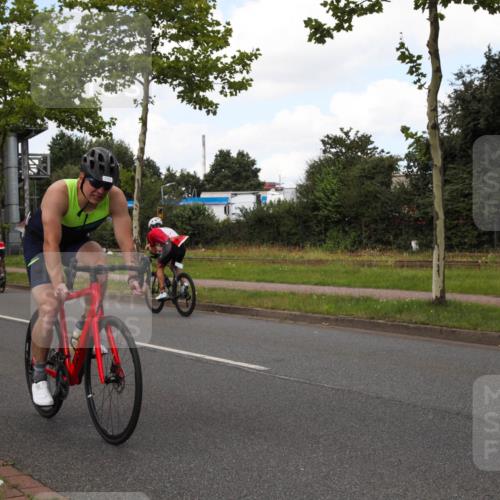 10.08.2025 - GEWOBA Citytriathlon Bremen Yannick Fuchs http://msf.ph/oto/8572593 10.08.2025 12:50:37 Radfahren 553, 584, 626, 735, 770, 824, 836, 859, 867, 914, 1016 meine-sportfotos.de
