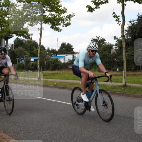 10.08.2025 - GEWOBA Citytriathlon Bremen Yannick Fuchs http://msf.ph/oto/8572635 10.08.2025 12:51:43 Radfahren 575, 604, 680, 822, 855 meine-sportfotos.de