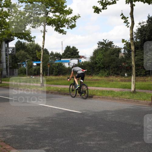 10.08.2025 - GEWOBA Citytriathlon Bremen Yannick Fuchs http://msf.ph/oto/8572706 10.08.2025 12:53:36 Radfahren 631, 739, 759, 872, 902, 933, 966, 1035 meine-sportfotos.de