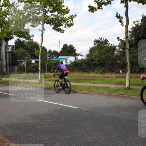 10.08.2025 - GEWOBA Citytriathlon Bremen Yannick Fuchs http://msf.ph/oto/8572843 10.08.2025 12:55:41 Radfahren 636, 658, 729, 779, 804, 843, 880, 890, 1033 meine-sportfotos.de