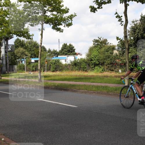 10.08.2025 - GEWOBA Citytriathlon Bremen Yannick Fuchs http://msf.ph/oto/8573079 10.08.2025 12:58:32 Radfahren 609, 726, 795, 802, 870, 910 meine-sportfotos.de