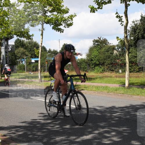 10.08.2025 - GEWOBA Citytriathlon Bremen Yannick Fuchs http://msf.ph/oto/8573609 10.08.2025 13:05:21 Radfahren 587, 622, 641, 659, 884, 916, 928, 943, 958 meine-sportfotos.de