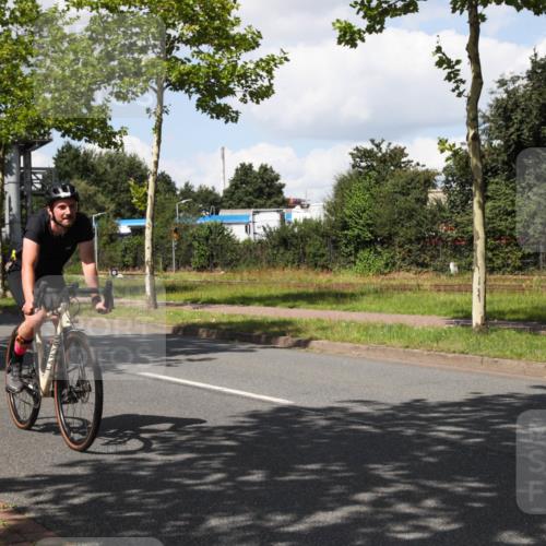 10.08.2025 - GEWOBA Citytriathlon Bremen Yannick Fuchs http://msf.ph/oto/8573680 10.08.2025 13:06:42 Radfahren 621, 638, 655, 679, 699, 732, 788, 867, 914, 927 meine-sportfotos.de