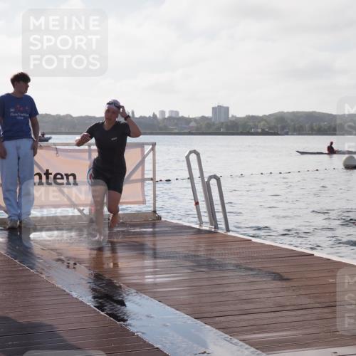 17.08.2025 - KN Förde Triathlon 2025 KatJ http://msf.ph/oto/8579386 17.08.2025 09:20:43 Schwimmen 188, 197, 228, 241, 188, 197, 228, 240, 241 meine-sportfotos.de