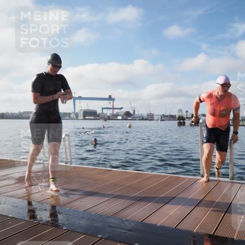 17.08.2025 - KN Förde Triathlon 2025 KatJ http://msf.ph/oto/8580489 17.08.2025 09:22:30 Schwimmen 221, 235, 111, 208, 221, 235 meine-sportfotos.de
