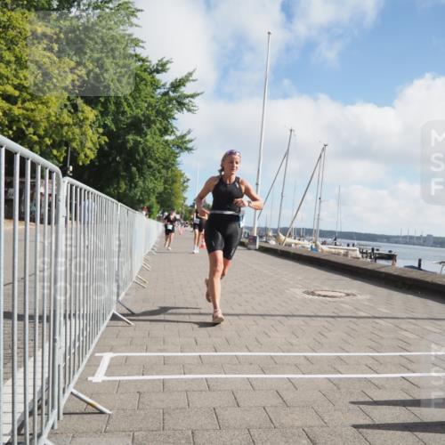 17.08.2025 - KN Förde Triathlon 2025 KatJ http://msf.ph/oto/8588974 17.08.2025 10:15:20 Laufen 142, 183, 215 meine-sportfotos.de
