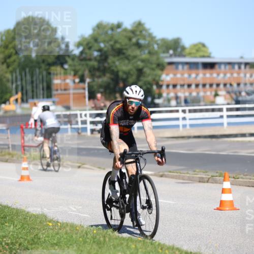 17.08.2025 - KN Förde Triathlon 2025 Yannick Fuchs http://msf.ph/oto/8624607 17.08.2025 11:33:41 Radfahren 293, 306, 343, 356, 370, 374, 389, 613, 638, 311, 371, 374, 633 meine-sportfotos.de