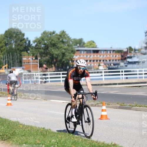 17.08.2025 - KN Förde Triathlon 2025 Yannick Fuchs http://msf.ph/oto/8624608 17.08.2025 11:33:41 Radfahren 293, 306, 343, 356, 370, 374, 389, 613, 638, 311, 371, 374, 633 meine-sportfotos.de