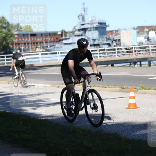 17.08.2025 - KN Förde Triathlon 2025 Yannick Fuchs http://msf.ph/oto/8627123 17.08.2025 13:12:57 Radfahren 395, 402, 406, 411, 435, 446, 460, 467, 469, 517, 520, 527, 535, 401, 452, 509, 512 meine-sportfotos.de