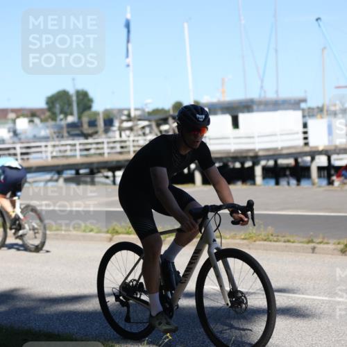 17.08.2025 - KN Förde Triathlon 2025 Yannick Fuchs http://msf.ph/oto/8627126 17.08.2025 13:12:58 Radfahren 395, 402, 406, 411, 435, 446, 460, 467, 469, 517, 520, 527, 535, 401, 406, 452, 509, 512 meine-sportfotos.de