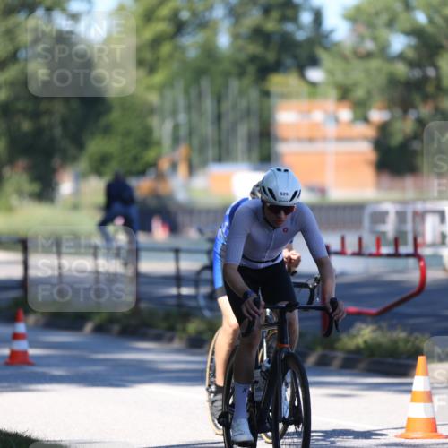 17.08.2025 - KN Förde Triathlon 2025 Yannick Fuchs http://msf.ph/oto/8627501 17.08.2025 13:19:15 Radfahren 426, 433, 508, 529, 423, 439, 447, 496 meine-sportfotos.de