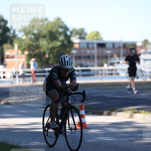 17.08.2025 - KN Förde Triathlon 2025 Yannick Fuchs http://msf.ph/oto/8628353 17.08.2025 15:28:21 Radfahren 24, 32, 22, 24 meine-sportfotos.de