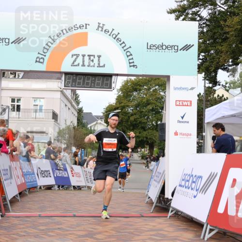 31.08.2025 - 21. Blankeneser Heldenlauf Strokosch-Dieckow http://msf.ph/oto/8641585 31.08.2025 09:39:17 Ziel 1001, 1136 meine-sportfotos.de