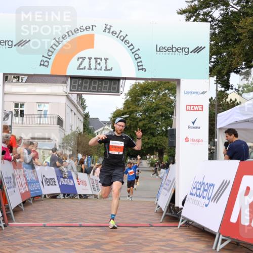 31.08.2025 - 21. Blankeneser Heldenlauf Strokosch-Dieckow http://msf.ph/oto/8641593 31.08.2025 09:39:17 Ziel 1001, 1136 meine-sportfotos.de