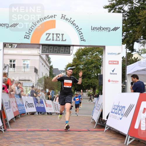 31.08.2025 - 21. Blankeneser Heldenlauf Strokosch-Dieckow http://msf.ph/oto/8641602 31.08.2025 09:39:17 Ziel 1001, 1136 meine-sportfotos.de