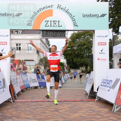 31.08.2025 - 21. Blankeneser Heldenlauf Strokosch-Dieckow http://msf.ph/oto/8641623 31.08.2025 09:39:09 Ziel 1049, 1001 meine-sportfotos.de