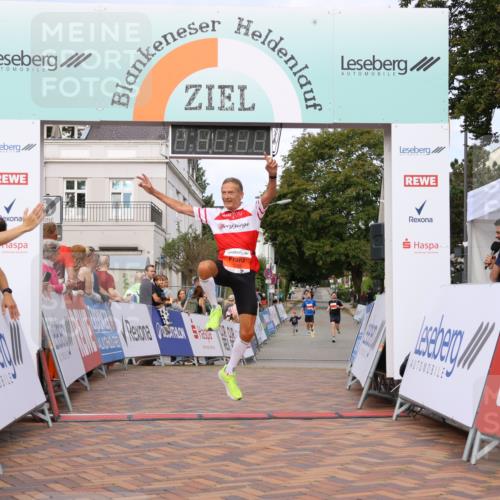 31.08.2025 - 21. Blankeneser Heldenlauf Strokosch-Dieckow http://msf.ph/oto/8641664 31.08.2025 09:39:09 Ziel 1049, 1001 meine-sportfotos.de