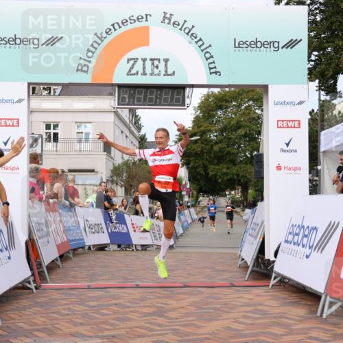 31.08.2025 - 21. Blankeneser Heldenlauf Strokosch-Dieckow http://msf.ph/oto/8641671 31.08.2025 09:39:09 Ziel 1049, 1001 meine-sportfotos.de