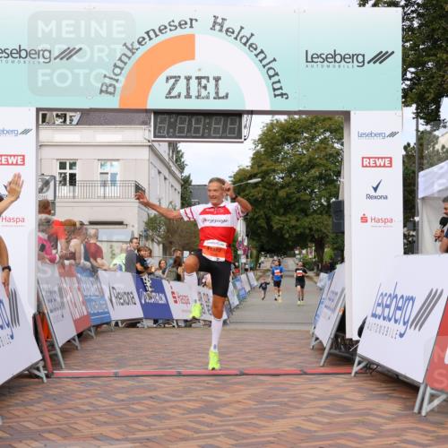 31.08.2025 - 21. Blankeneser Heldenlauf Strokosch-Dieckow http://msf.ph/oto/8641680 31.08.2025 09:39:09 Ziel 1049, 1001 meine-sportfotos.de