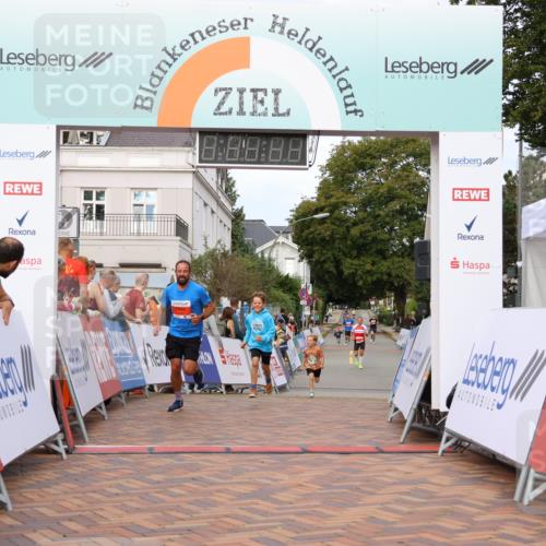 31.08.2025 - 21. Blankeneser Heldenlauf Strokosch-Dieckow http://msf.ph/oto/8641983 31.08.2025 09:39:01 Ziel 1143, 1049 meine-sportfotos.de