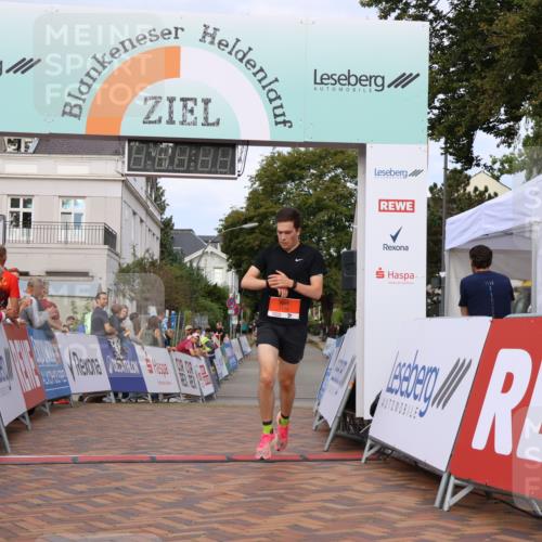 31.08.2025 - 21. Blankeneser Heldenlauf Strokosch-Dieckow http://msf.ph/oto/8642100 31.08.2025 09:38:36 Ziel 1085, 1084, 1174 meine-sportfotos.de