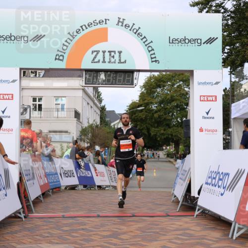 31.08.2025 - 21. Blankeneser Heldenlauf Strokosch-Dieckow http://msf.ph/oto/8642201 31.08.2025 09:38:33 Ziel 1085, 1084, 1174 meine-sportfotos.de