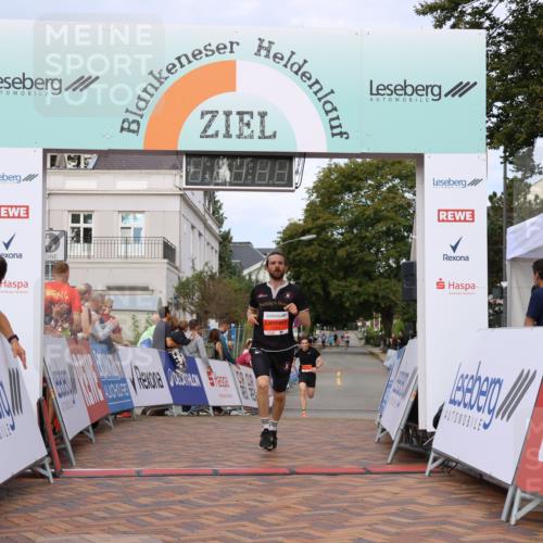 31.08.2025 - 21. Blankeneser Heldenlauf Strokosch-Dieckow http://msf.ph/oto/8642210 31.08.2025 09:38:33 Ziel 1085, 1084, 1174 meine-sportfotos.de