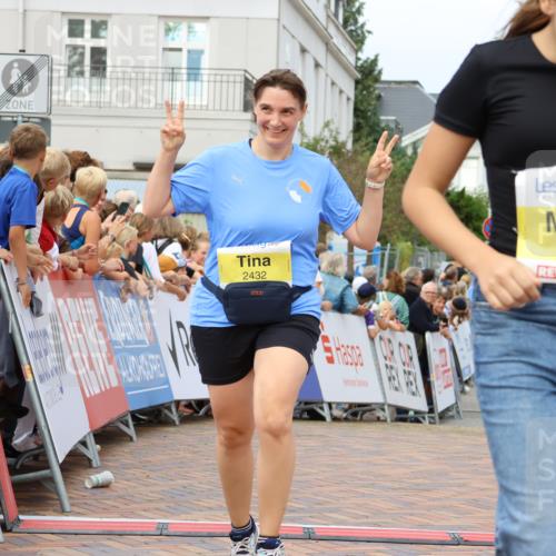 31.08.2025 - 21. Blankeneser Heldenlauf Strokosch-Dieckow http://msf.ph/oto/8649241 31.08.2025 10:49:40 Ziel 2434, 2432, 3329 meine-sportfotos.de