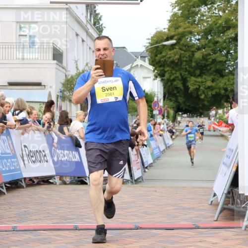 31.08.2025 - 21. Blankeneser Heldenlauf Strokosch-Dieckow http://msf.ph/oto/8649320 31.08.2025 10:49:15 Ziel 2562, 2561 meine-sportfotos.de