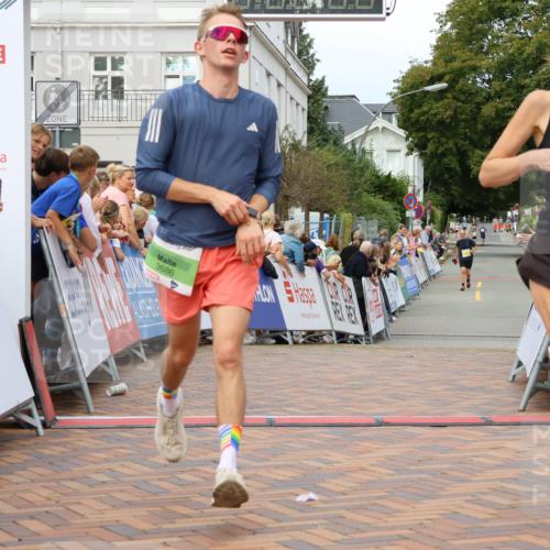 31.08.2025 - 21. Blankeneser Heldenlauf Strokosch-Dieckow http://msf.ph/oto/8649376 31.08.2025 10:48:30 Ziel 3692, 3686 meine-sportfotos.de