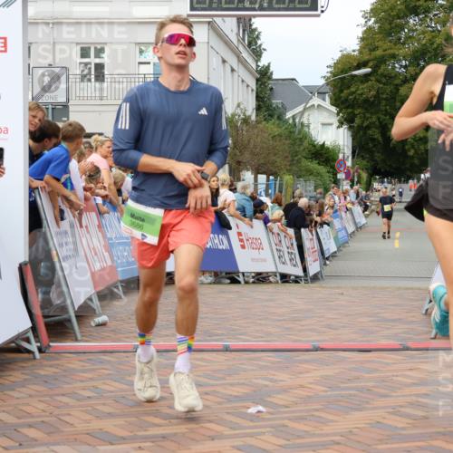 31.08.2025 - 21. Blankeneser Heldenlauf Strokosch-Dieckow http://msf.ph/oto/8649377 31.08.2025 10:48:30 Ziel 3692, 3686 meine-sportfotos.de