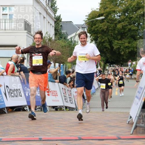 31.08.2025 - 21. Blankeneser Heldenlauf Strokosch-Dieckow http://msf.ph/oto/8649552 31.08.2025 10:32:17 Ziel 2418, 2131, 2182, 2627 meine-sportfotos.de