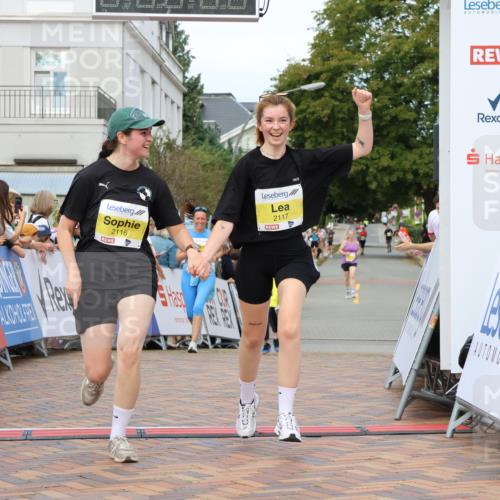 31.08.2025 - 21. Blankeneser Heldenlauf Strokosch-Dieckow http://msf.ph/oto/8649724 31.08.2025 10:43:45 Ziel 2737, 2050, 2116, 2117, 2638, 2637 meine-sportfotos.de