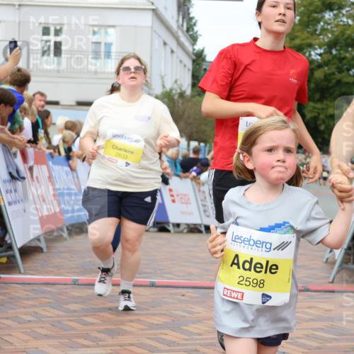 31.08.2025 - 21. Blankeneser Heldenlauf Strokosch-Dieckow http://msf.ph/oto/8649952 31.08.2025 10:40:25 Ziel 2660, 2633, 2632, 2482, 2598, 2596 meine-sportfotos.de