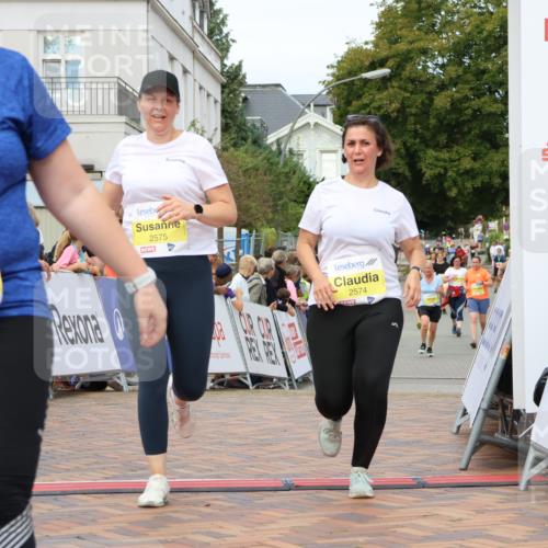 31.08.2025 - 21. Blankeneser Heldenlauf Strokosch-Dieckow http://msf.ph/oto/8649999 31.08.2025 10:40:02 Ziel 2574, 2575, 2002 meine-sportfotos.de
