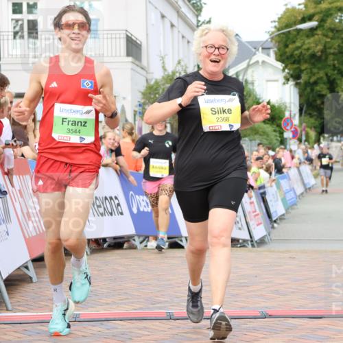 31.08.2025 - 21. Blankeneser Heldenlauf Strokosch-Dieckow http://msf.ph/oto/8650022 31.08.2025 10:39:36 Ziel 2569, 2613, 2460, 2368, 3544 meine-sportfotos.de