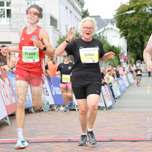 31.08.2025 - 21. Blankeneser Heldenlauf Strokosch-Dieckow http://msf.ph/oto/8650024 31.08.2025 10:39:36 Ziel 2569, 2613, 2460, 2368, 3544 meine-sportfotos.de