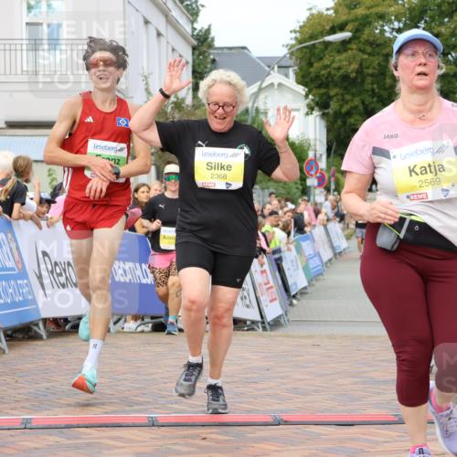31.08.2025 - 21. Blankeneser Heldenlauf Strokosch-Dieckow http://msf.ph/oto/8650031 31.08.2025 10:39:35 Ziel 2569, 2613, 2460, 2368, 3544 meine-sportfotos.de