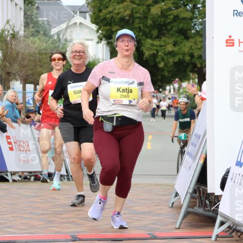 31.08.2025 - 21. Blankeneser Heldenlauf Strokosch-Dieckow http://msf.ph/oto/8650036 31.08.2025 10:39:34 Ziel 2569, 2613, 2460, 2368, 3544 meine-sportfotos.de