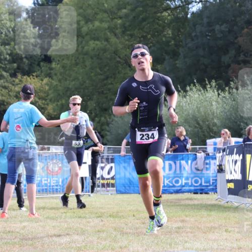 31.08.2025 - Elbe Triathlon Hamburg Strokosch-Dieckow http://msf.ph/oto/8650432 31.08.2025 10:19:35 Ziel 234 meine-sportfotos.de