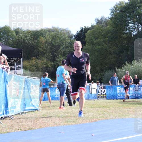 31.08.2025 - Elbe Triathlon Hamburg Strokosch-Dieckow http://msf.ph/oto/8650458 31.08.2025 10:21:41 Ziel 195, 239 meine-sportfotos.de