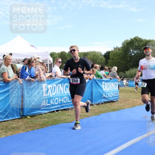 31.08.2025 - Elbe Triathlon Hamburg Strokosch-Dieckow http://msf.ph/oto/8652155 31.08.2025 11:06:43 Ziel 250, 463, 510 meine-sportfotos.de