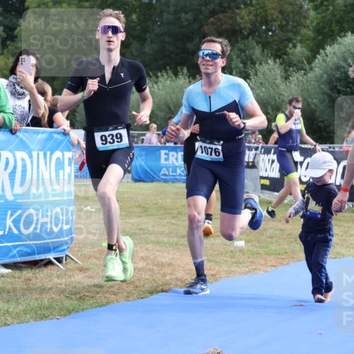 31.08.2025 - Elbe Triathlon Hamburg Strokosch-Dieckow http://msf.ph/oto/8652501 31.08.2025 11:12:39 Ziel 575, 691, 939, 1076 meine-sportfotos.de