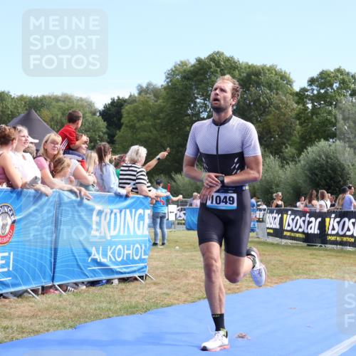 31.08.2025 - Elbe Triathlon Hamburg Strokosch-Dieckow http://msf.ph/oto/8652674 31.08.2025 11:14:17 Ziel 1012, 1049 meine-sportfotos.de