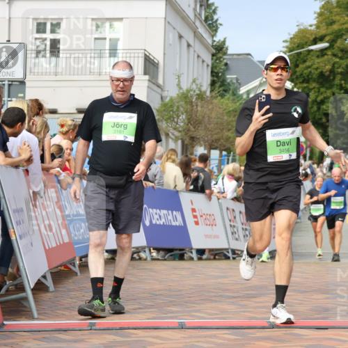31.08.2025 - 21. Blankeneser Heldenlauf Strokosch-Dieckow http://msf.ph/oto/8653511 31.08.2025 11:07:41 Ziel 3562, 3456, 3453, 3161 meine-sportfotos.de