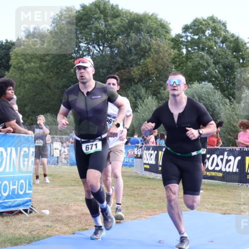 31.08.2025 - Elbe Triathlon Hamburg Strokosch-Dieckow http://msf.ph/oto/8653597 31.08.2025 11:26:56 Ziel 613, 671, 925, 961, 1216 meine-sportfotos.de