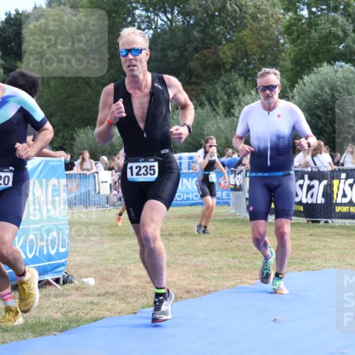 31.08.2025 - Elbe Triathlon Hamburg Strokosch-Dieckow http://msf.ph/oto/8653760 31.08.2025 11:28:23 Ziel 427, 713, 1220, 1235 meine-sportfotos.de