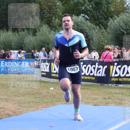 31.08.2025 - Elbe Triathlon Hamburg Strokosch-Dieckow http://msf.ph/oto/8654197 31.08.2025 11:32:57 Ziel 1057, 1266 meine-sportfotos.de