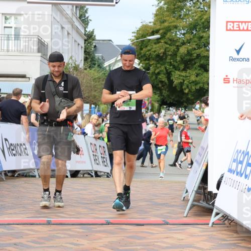 31.08.2025 - 21. Blankeneser Heldenlauf Strokosch-Dieckow http://msf.ph/oto/8654225 31.08.2025 11:05:06 Ziel 3195, 3430, 3259 meine-sportfotos.de